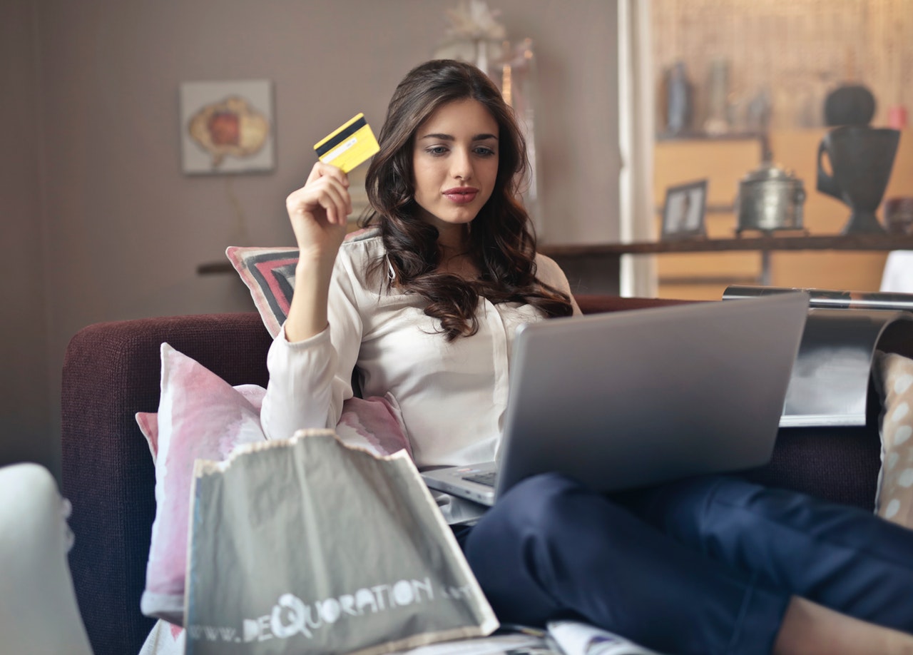 Credit Card vs Debit Card: Which is Better for Online Shopping?