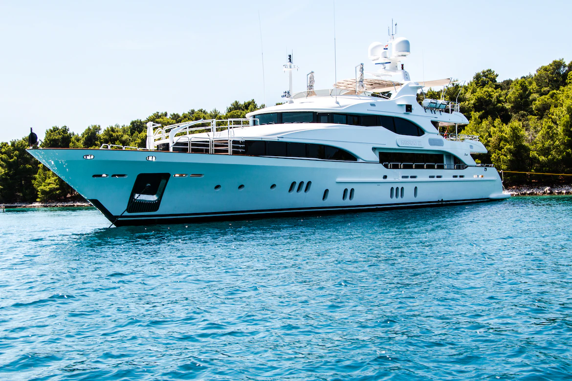 Exploring the Extraordinary Features of Modern Superyachts
